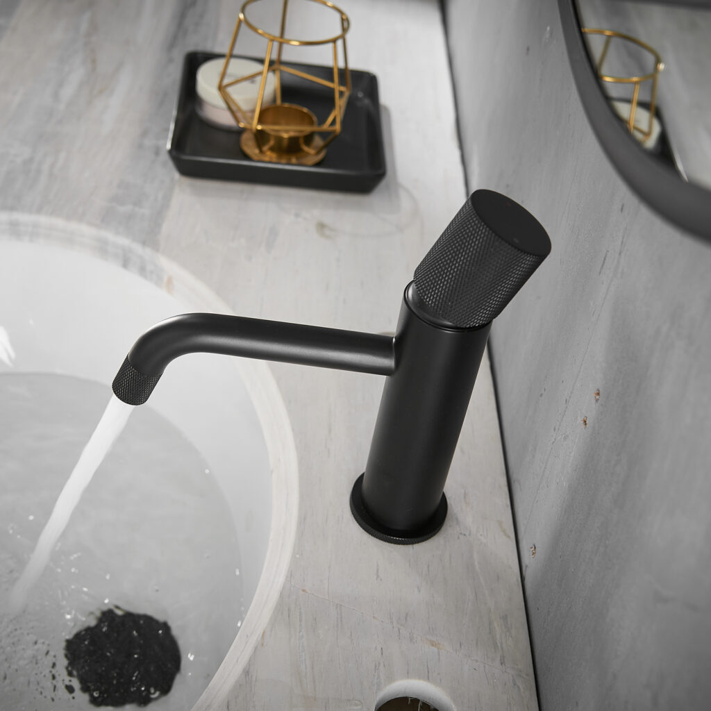 Single Handle Basin Sink Faucet with Knurled Handle